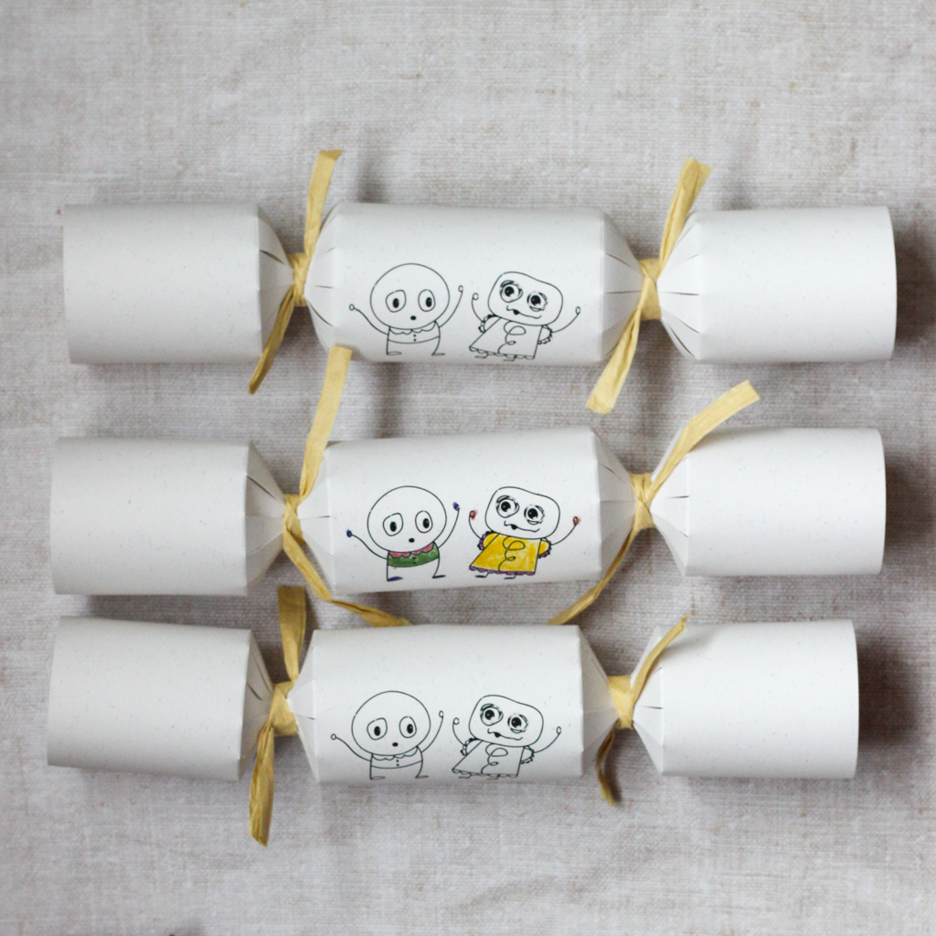 Set of 6 Plastic-Free Christmas crackers with fun characters